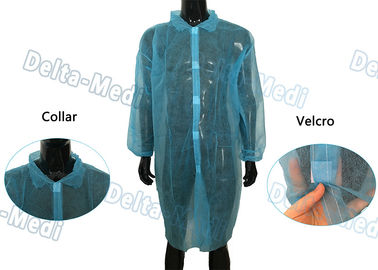 L'isolement jetable bleu habille la résistance non toxique de sang avec le Velcro 5 dans l'avant